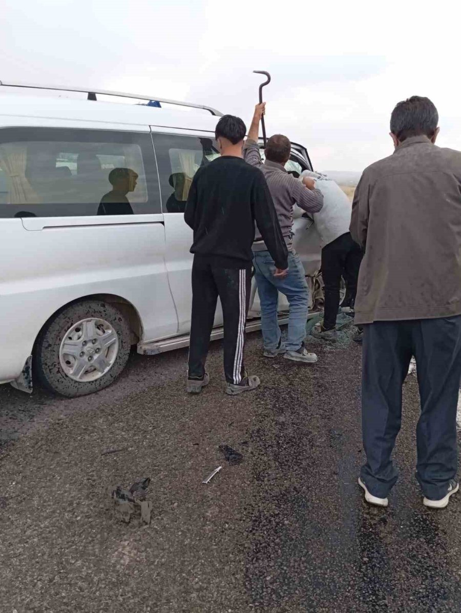Kulu’da İki Minibüs Çarpıştı: 3 Hafif Yaralı