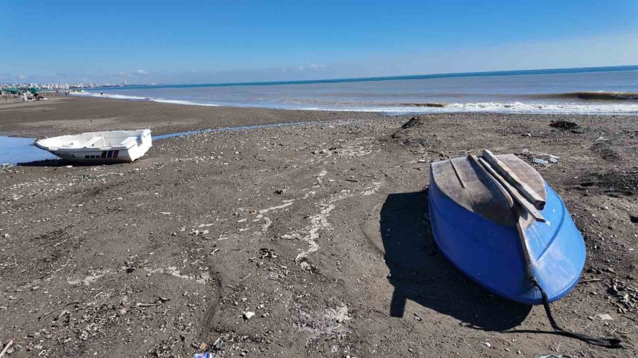 Derelerden Akan Sular Akdeniz’i Kahverengiye Çevirdi