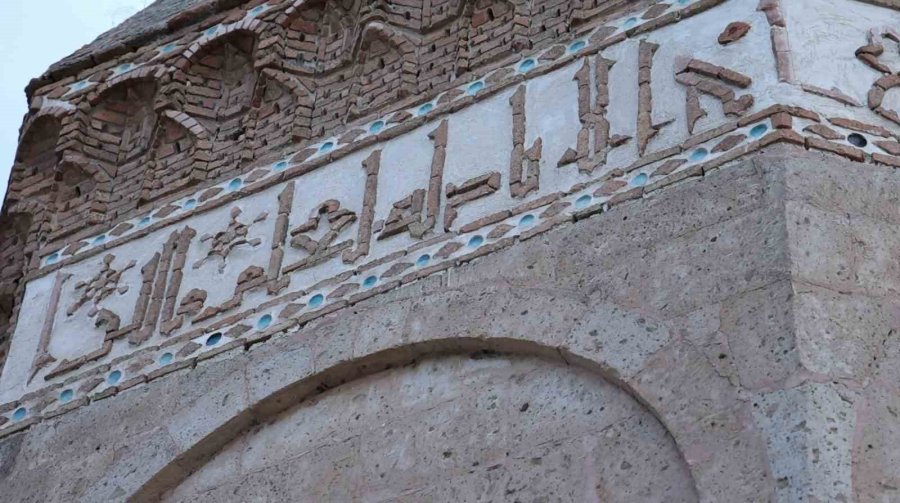 Anadolu Selçuklu Devletinin Turhasan Bey’e Yaptırdığı 8 Asırlık Türbe