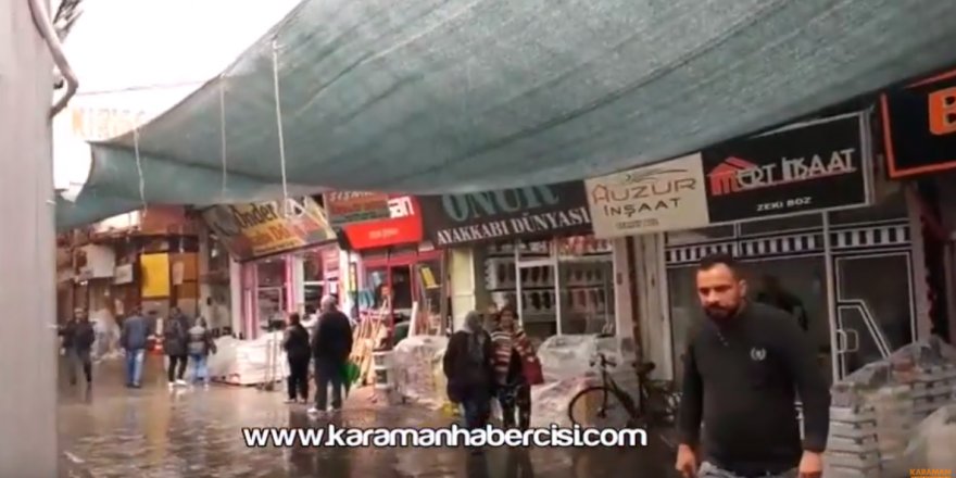 Ayakkabıcılar Sokağında Yağmurlu Bir Gün