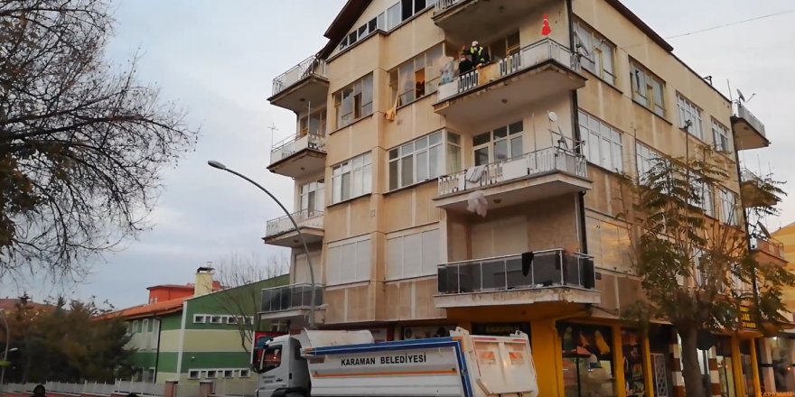 Çöp Evin Temizlenmesi İçin Cadde Trafiğe Kapatıldı