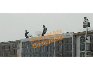 Karaman'da Sanayi Esnafı Kar Temizliğinde