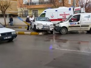 Karaman'da iki araç carpisti